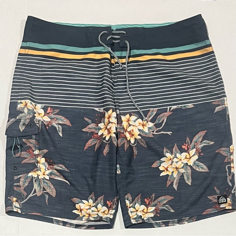 Reef Men’s Surfing Shorts Floral/Striped Size 38 Good Condition
